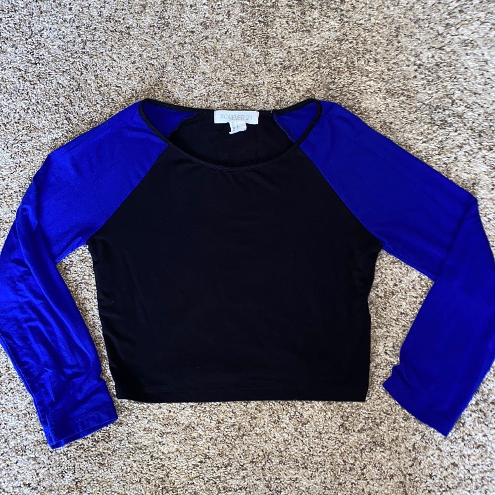 Women’s Forever 21 black crop top w/ blue sleeves